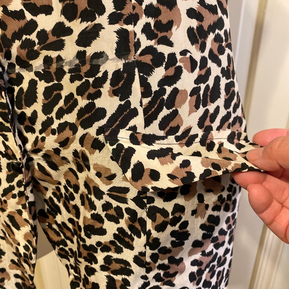 Nancy Crystal - VTG SILK leopard print v-neck sleeveless button up top, … - Picture 4 of 7